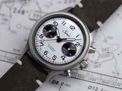 Sinn Spezialuhren 356 FLIEGER Klassik W Chronograph Automatik Edelstahl 38,5mm weißes Zifferblatt graues Lederband – Herrenuhren Chronograph aus Edelstahl und Leder. Das Gehäuse ist rund und grau. Das Lederarmband ist grau. Das Zifferblatt ist arabisch und weiß. – Ansicht 4