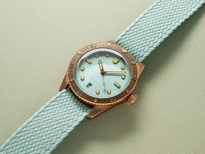 Oris Divers Sixty-Five Cotton Candy Automatik Bronze 38mm grünes Zifferblatt grünes Textilband – Damenuhren Uhr mit Datum aus Bronze und Leder. Das Gehäuse ist rund und roségold. Das Textilarmband ist grün. Das Zifferblatt ist ein Index in grün. – Ansicht 5