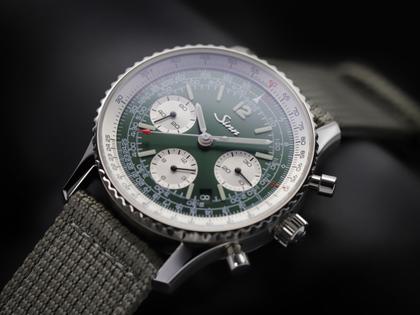 Sinn Spezialuhren 903 St II G Navigationschronograph Automatik Edelstahl 41mm grünes Zifferblatt braunes Lederband – Herrenuhren Chronograph aus Edelstahl und Leder. Das Gehäuse ist rund und silber. Das Lederarmband ist braun. Das Zifferblatt ist arabisch Index und grün. – Ansicht 4