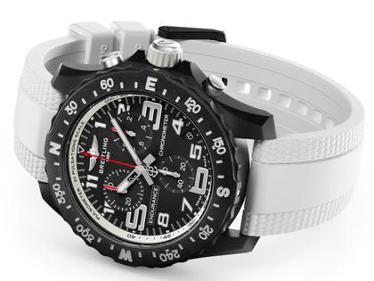 Breitling Endurance Pro 44 Chronograph Quarz Breitlight schwarzes Zifferblatt weißes Kautschukband – Herrenuhren Chronograph aus Kautschuk und Sonstiges. Das Gehäuse ist rund und schwarz. Das Kautschuk / Kunststoff / Silikon Armband ist weiß. Das Zifferblatt ist arabisch Index und schwarz. – Ansicht 3