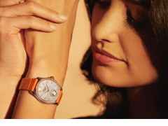 Glashütte Original Lady Serenade Luna Automatik Edelstahl 32,5mm weißes Zifferblatt oranges Lederband – Damenuhren Uhr ohne Datum aus 750 Rotgold, Edelstahl und Leder. Das Gehäuse ist rund und silber. Das Lederarmband Kroko / Alligator ist orange. Das Zifferblatt ist ein Index in weiß. – Ansicht 9