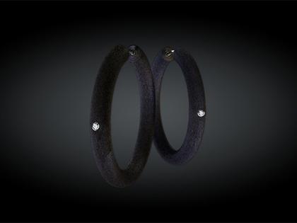André Ribeiro Creolen Kautschuk mit Brillanten 0,02 – Ohrschmuck Creolen aus 750 Weißgold, Kautschuk und und .