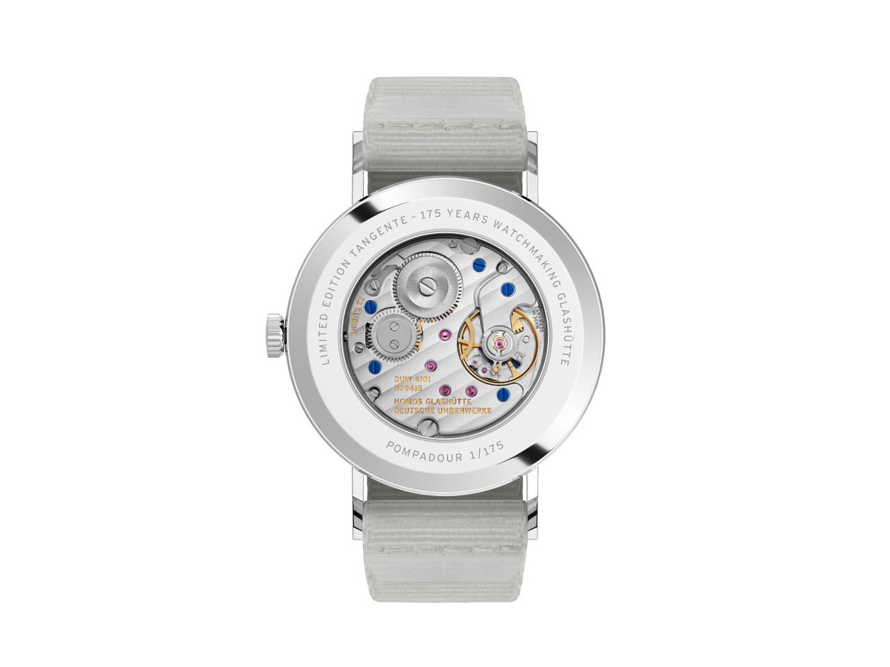 Nomos Glashütte Tangente 38 Datum "175 Years Watchmaking - Pompadour" Handaufzug Edelstahl rosa Zifferblatt graues Textilband Glasboden – Herrenuhren Uhr mit Datum aus Edelstahl. Das Gehäuse ist rund und silber. Das Textilarmband ist grau. Das Zifferblatt ist arabisch Index und rosa. – Ansicht 2