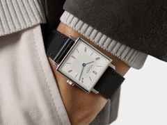 Nomos Glashütte Tetra 27 Duo Handaufzug Edelstahl 27mm weißes Zifferblatt schwarzes Lederband Stahlboden – Damenuhren Uhr ohne Datum aus Edelstahl und Leder. Das Gehäuse ist quadratisch und silber. Das Lederarmband ist schwarz. Das Zifferblatt ist arabisch Index und weiß. – Ansicht 8