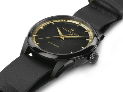 Hamilton Jazzmaster Auto Edelstahl PVD-Schwarz 36mm schwarzes Zifferblatt schwarzes Lederband – Herrenuhren Uhr ohne Datum aus Edelstahl, Leder und PVD beschichtet. Das Gehäuse ist rund und schwarz. Das Lederarmband ist schwarz. Das Zifferblatt ist ein Index in schwarz. – Ansicht 2