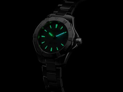 TAG Heuer Aquaracer Professional 200 Solargraph Quarz Edelstahl 34mm weißes Perlmutt-Zifferblatt Metallband – Damenuhren Uhr mit Datum aus Edelstahl. Das Gehäuse ist rund und silber. Das Edelstahlarmband ist silber. Das Zifferblatt ist ein Index in weiß. – Ansicht 6