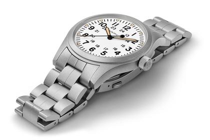 Hamilton Khaki Field Mechanical Handaufzug Edelstahl 42mm weißes Zifferblatt Metallband – Herrenuhren Uhr ohne Datum aus Edelstahl. Das Gehäuse ist rund und silber. Das Edelstahlarmband ist silber. Das Zifferblatt ist arabisch und weiß. – Ansicht 2