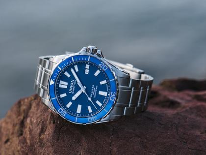Union Glashütte Belisar  Datum Sport Pro Automatik Edelstahl 42mm blaues Zifferblatt Metallband – Herrenuhren Uhr mit Datum aus Edelstahl. Das Gehäuse ist rund und silber. Das Edelstahlarmband ist silber. Das Zifferblatt ist ein Index in blau. – Ansicht 4