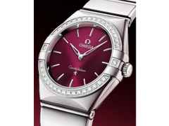 Omega Constellation Quarz Edelstahl 28mm rotes Zifferblatt mit Brillanten Metallband – Damenuhren Uhr ohne Datum aus Edelstahl. Das Gehäuse ist rund und silber. Das Edelstahlarmband ist silber. Das Zifferblatt ist ein Index in rot. – Ansicht 4