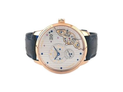 Glashütte Original PanoMaticInverse Automatik Rotgold 42mm silbernes Zifferblatt schwarzes Lederband 1-91-02-01-05-62 Full Set Occasion Refurbished – Herrenuhren Uhr mit Datum aus 750 Rotgold und 925 Silber. Das Gehäuse ist rund und rotgold. Das Lederarmband Kroko / Alligator ist schwarz. Das Zifferblatt ist ein Index in silber.