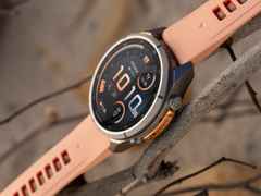 Garmin Fenix 9 Pro inReach Titan 43mm digitales Display orangefarbenes Silikonband – Herrenuhren Uhr Multifunktion aus Kautschuk und Titan. Das Gehäuse ist rund und grau. Das Kautschuk / Kunststoff / Silikon Armband ist orange. Das Zifferblatt ist digital und schwarz. – Ansicht 8