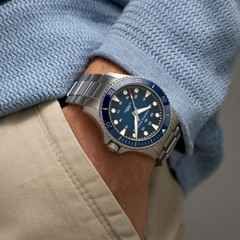 Hamilton Khaki Navy Scuba Automatic Edelstahl 43mm blaues Zifferblatt Metallband – Herrenuhren Uhr ohne Datum aus Edelstahl. Das Gehäuse ist rund und silber. Das Edelstahlarmband ist silber. Das Zifferblatt ist ein Index in blau. – Ansicht 2