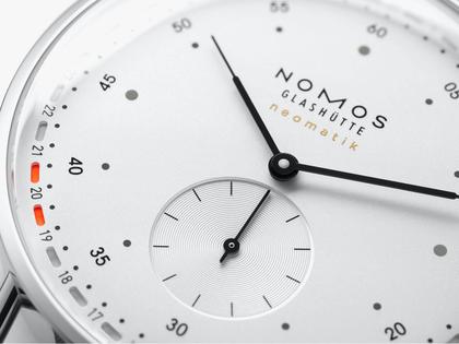 Nomos Glashütte Metro neomatik 41 Update Automatik Edelstahl 41mm weißes Zifferblatt graues Textilband – Herrenuhren Uhr mit Datum aus Edelstahl. Das Gehäuse ist rund und silber. Das Textilarmband ist schwarz. Das Zifferblatt ist arabisch Index und blau. – Ansicht 5