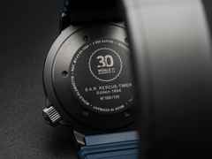 Mühle Glashütte S.A.R. Rescue-Timer Edition 1994 Automatik Edelstahl Schwarz-PVD 42mm schwarzes Zifferblatt blaues Kautschukband – Herrenuhren Uhr mit Datum aus Edelstahl, Kautschuk und PVD beschichtet. Das Gehäuse ist rund und schwarz. Das Kautschuk / Kunststoff / Silikon Armband ist blau. Das Zifferblatt ist ein Index in schwarz. – Ansicht 4