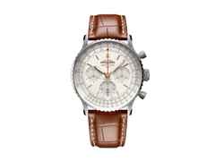 Breitling Navitimer B01 Chronograph 41 Edelstahl silbernes Zifferblatt braunes Lederband – Herrenuhren Chronograph aus Edelstahl. Das Gehäuse ist rund und silber. Das Lederarmband Kroko / Alligator ist braun. Das Zifferblatt ist ein Index in silber.