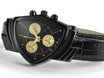 Hamilton Ventura L Chrono Quartz Edelstahl PVD-Schwarz 32x51mm schwarzes Zifferblatt Lederband – Herrenuhren Chronograph aus Edelstahl, Kautschuk und PVD beschichtet. Das Gehäuse ist sonstige Form und schwarz. Das Lederarmband ist schwarz. Das Zifferblatt ist ein Index in schwarz. – Ansicht 3
