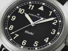 Hamilton Khaki Field Quartz Edelstahl 38mm schwarzes Zifferblatt schwarzes NATO-Textilband – Herrenuhren Uhr ohne Datum aus Edelstahl. Das Gehäuse ist rund und grau. Das Textilarmband ist schwarz. Das Zifferblatt ist ein Index in schwarz. – Ansicht 4