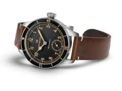 Hamilton Khaki Aviation Pilot Pioneer Mechanical Handaufzug Edelstahl 43mm schwarzes Zifferblatt braunes Lederband – Herrenuhren Uhr ohne Datum aus Edelstahl und Leder. Das Gehäuse ist rund und silber. Das Lederarmband ist braun. Das Zifferblatt ist arabisch und schwarz. – Ansicht 2