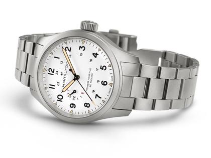 Hamilton Khaki Field Mechanical Power Reserve Handaufzug Edelstahl 40mm weißes Zifferblatt Metallband – Herrenuhren Uhr ohne Datum aus Edelstahl. Das Gehäuse ist rund und silber. Das Edelstahlarmband ist silber. Das Zifferblatt ist arabisch und weiß. – Ansicht 4