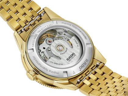 Rado Captain Cook Automatik Edelstahl gelbgold beschichtet 37 mm Marina Hoermanseder Edition – Damenuhren Uhr mit Datum aus Edelstahl, Leder und PVD beschichtet. Das Gehäuse ist rund und gelbgold. Das Edelstahlarmband ist gelbgold. Das Zifferblatt ist ein Index in weiß. – Ansicht 6