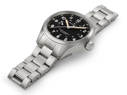 Hamilton Khaki Field Mechanical Power Reserve Handaufzug Edelstahl 40mm schwarzes Zifferblatt Metallband – Herrenuhren Uhr ohne Datum aus Edelstahl. Das Gehäuse ist rund und silber. Das Edelstahlarmband ist silber. Das Zifferblatt ist arabisch und schwarz. – Ansicht 3