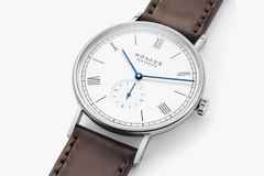 Nomos Glashütte Ludwig 38 Emailleweiß Handaufzug Edelstahl weißes Zifferblatt Metallband Stahlboden – Herrenuhren Uhr ohne Datum aus Edelstahl. Das Gehäuse ist rund und silber. Das Edelstahlarmband ist silber. Das Zifferblatt ist römisch Index und weiß. – Ansicht 2