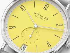Nomos Glashütte Tangente 38 Datum "175 Years Watchmaking - Kanari" Handaufzug Edelstahl gelbes Zifferblatt graues Textilband Glasboden – Herrenuhren Uhr mit Datum aus Edelstahl. Das Gehäuse ist rund und silber. Das Textilarmband ist grau. Das Zifferblatt ist arabisch Index und gelb. – Ansicht 4
