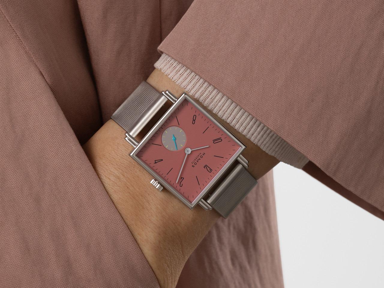 Nomos Glashütte Tetra Origins Terra Handaufzug Edelstahl 29,5mm rotes Zifferblatt graues Lederband Stahlboden – Damenuhren Uhr ohne Datum aus Edelstahl und Leder. Das Gehäuse ist quadratisch und silber. Das Lederarmband ist grau. Das Zifferblatt ist arabisch Index und rot. – Ansicht 9