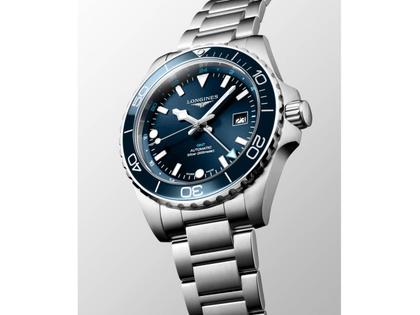 Longines HydroConquest GMT Automatik Edelstahl 43mm blaues Zifferblatt Metallband – Herrenuhren Uhr mit Datum aus Edelstahl und Keramik. Das Gehäuse ist rund und silber. Das Edelstahlarmband ist silber. Das Zifferblatt ist arabisch Index und blau. – Ansicht 2