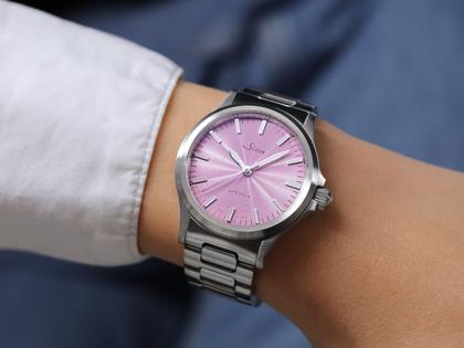 Sinn Spezialuhren 556 Malve Automatik Edelstahl 38,5mm rosa Zifferblatt Metallband limitiert – Damenuhren Uhr ohne Datum aus Edelstahl. Das Gehäuse ist rund und silber. Das Edelstahlarmband ist silber. Das Zifferblatt ist ein Index in rosa. – Ansicht 5