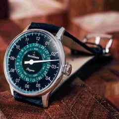 MeisterSinger Pangaea Day Date, 40mm Automatik schwarz petrol – Herrenuhren Uhr mit Datum aus Edelstahl. Das Gehäuse ist rund und silber. Das Lederarmband ist schwarz. Das Zifferblatt ist arabisch und grün. – Ansicht 3