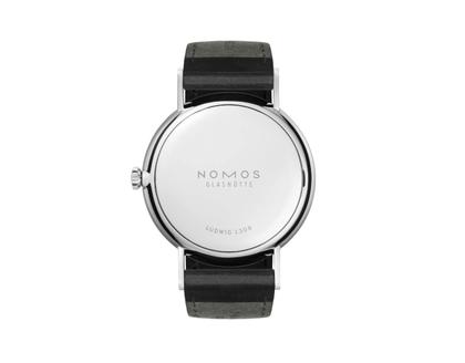 Nomos Glashütte Ludwig 38 Handaufzug Edelstahl weißes Zifferblatt schwarzes Lederband Stahlboden – Herrenuhren Uhr ohne Datum aus Edelstahl. Das Gehäuse ist rund und silber. Das Lederarmband ist braun. Das Zifferblatt ist römisch Index und weiß. – Ansicht 2