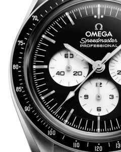 Omega Speedmaster Moonwatch Professional Chronograph Handaufzug Edelstahl 42mm schwarzes Zifferblatt Reverse Metallband – Herrenuhren Chronograph aus Edelstahl und Keramik. Das Gehäuse ist rund und silber. Das Edelstahlarmband ist silber. Das Zifferblatt ist ein Index in schwarz. – Ansicht 3