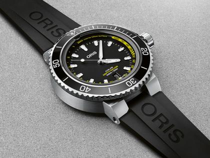 Oris Aquis Depth Gauge Automatik Edelstahl 46mm schwarzes Zifferblatt schwarzes Kautschukband – Herrenuhren Uhr mit Datum aus Edelstahl. Das Gehäuse ist rund und silber. Das Kautschuk / Kunststoff / Silikon Armband ist schwarz. Das Zifferblatt ist ein Index in schwarz. – Ansicht 3