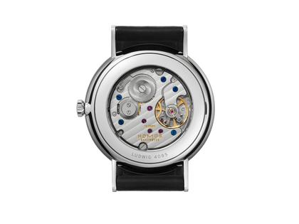 Nomos Glashütte Ludwig 38 Handaufzug Edelstahl weißes Zifferblatt Metallband Glasboden – Herrenuhren Uhr ohne Datum aus Edelstahl und Leder. Das Gehäuse ist rund und silber. Das Edelstahlarmband ist silber. Das Zifferblatt ist römisch Index und weiß. – Ansicht 2