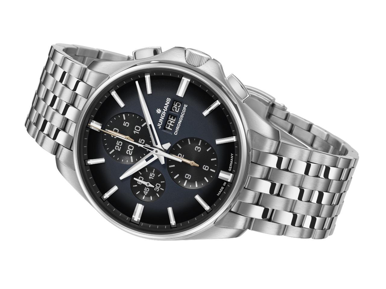 Junghans Meister S Chronoscope Automatik Edelstahl 45mm blaues Zifferblatt Metallband – Herrenuhren Chronograph aus Edelstahl. Das Gehäuse ist rund und silber. Das Edelstahlarmband ist silber. Das Zifferblatt ist ein Index in blau. – Ansicht 2