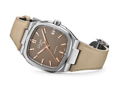 Glashütte Original Seventies Vintage Kollektion Tweed Amp Automatik Edelstahl 39x39mm beiges Zifferblatt beiges Kautschukband – Herrenuhren Uhr mit Datum aus 750 Rotgold, Edelstahl und Kautschuk. Das Gehäuse ist quadratisch und silber. Das Kautschuk / Kunststoff / Silikon Armband ist beige. Das Zifferblatt ist ein Index in beige. – Ansicht 6