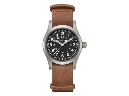 Herrenuhren Uhr ohne Datum aus Edelstahl und PVD beschichtet. Das Gehäuse ist rund und silber. Das Lederarmband ist braun. Das Zifferblatt ist arabisch und schwarz.