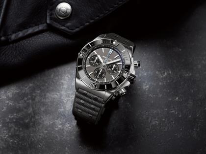 Breitling Super Chronomat B01 44 Automatik graues Zifferblatt schwarzes Kautschukband – Herrenuhren Chronograph aus Kautschuk, Keramik und Titan. Das Gehäuse ist rund und grau. Das Kautschuk / Kunststoff / Silikon Armband ist schwarz. Das Zifferblatt ist ein Index in anthrazit. – Ansicht 3