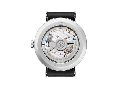 Nomos Glashütte Tangente 39 neomatik Automatik Edelstahl 39mm weißes Zifferblatt schwarzes Lederband – Herrenuhren Uhr ohne Datum aus Edelstahl. Das Gehäuse ist rund und silber. Das Lederarmband ist schwarz. Das Zifferblatt ist arabisch Index und weiß. – Ansicht 4
