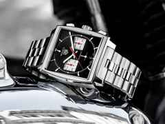 TAG Heuer Monaco Chronograph Automatik Edelstahl 39mm schwarzes Zifferblatt Metallband – Herrenuhren Chronograph aus Edelstahl. Das Gehäuse ist rechteckig und silber. Das Edelstahlarmband ist silber. Das Zifferblatt ist ein Index in schwarz. – Ansicht 3