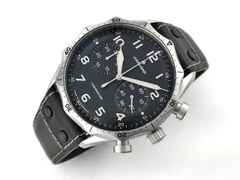 Junghans Meister Pilot Chronoscope Automatik Edelstahl 43mm schwarzes Zifferblatt schwarzes Lederband 27/3590.00 Full Set Occasion – Herrenuhren Chronograph aus Edelstahl. Das Gehäuse ist rund und silber. Das Lederarmband ist schwarz. Das Zifferblatt ist arabisch Index und schwarz. – Ansicht 4