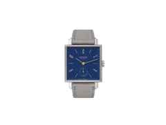 Nomos Glashütte Tetra Berliner Mischung Nachtijall Handaufzug Edelstahl 29mm blaues Zifferblatt graues Lederband – Damenuhren Uhr ohne Datum aus Edelstahl. Das Gehäuse ist quadratisch und silber. Das Lederarmband ist grau. Das Zifferblatt ist arabisch Index und blau.