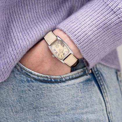 Hamilton American Classic Boulton Small Second M Quarz Edelstahl beigefarbenes Zifferblatt beigefarbenes Lederband – Herrenuhren Uhr ohne Datum aus Edelstahl und Leder. Das Gehäuse ist rechteckig und silber. Das Lederarmband ist beige. Das Zifferblatt ist römisch und beige. – Ansicht 6
