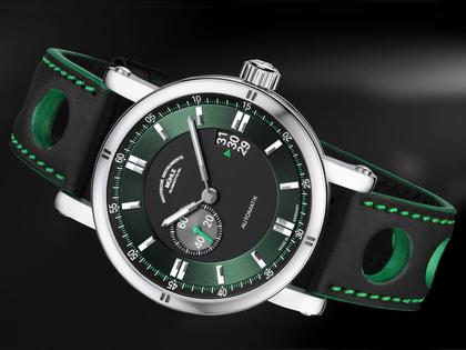 Mühle Glashütte Teutonia Sport II "Racing Green" Automatik Edelstahl 41,6mm grünes Zifferblatt grün-schwarzes Lederband – Herrenuhren Uhr mit Datum aus Edelstahl. Das Gehäuse ist rund und silber. Das Lederarmband ist grün. Das Zifferblatt ist ein Index in grün. – Ansicht 2