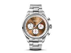 Union Glashütte Belisar Chronograph Silvretta Classic 2024 Limitierte Edition Automatik Edelstahl 44mm bronzefarbenes Zifferblatt schwarzes Lederband und Edelstahlband – Herrenuhren Chronograph aus Edelstahl und Leder. Das Gehäuse ist rund und silber. Das Lederarmband ist schwarz. Das Zifferblatt ist arabisch Index und braun. – Ansicht 2
