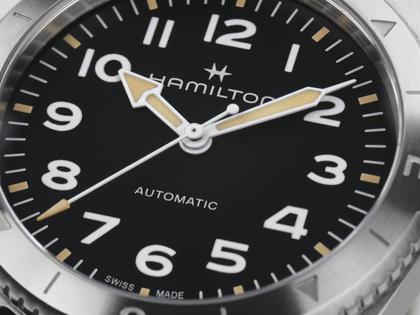 Hamilton Khaki Field Expedition Automatik Edelstahl 41mm schwarzes Zifferblatt olivgrünes Textilband – Herrenuhren Uhr ohne Datum aus Edelstahl. Das Gehäuse ist rund und silber. Das Textilarmband ist grün. Das Zifferblatt ist ein Index in schwarz. – Ansicht 4