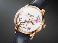 Glashütte Original Senator Meissen Cherry Blossom Automatik Roségold 40mm weißes Porzellan-Zifferblatt blaues Lederband – Herrenuhren Uhr ohne Datum aus 750 Rotgold und Leder. Das Gehäuse ist rund und roségold. Das Lederarmband Kroko / Alligator ist blau. Das Zifferblatt ist ohne Zeichen und weiß. – Ansicht 5