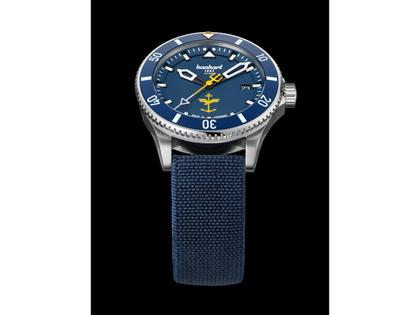 Hanhart Fly Navy Aerosphere MFG3 Automatik Edelstahl 42mm blaues Zifferblatt blaues Textilband limitiert – Herrenuhren Uhr mit Datum aus Edelstahl und Keramik. Das Gehäuse ist rund und silber. Das Textilarmband ist blau. Das Zifferblatt ist arabisch und blau. – Ansicht 4