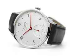 Nomos Glashütte Minimatik neomatik 35 Automatik Edelstahl 35mm weißes Zifferblatt schwarzes Lederband – Damenuhren Uhr ohne Datum aus Edelstahl und Leder. Das Gehäuse ist rund und silber. Das Lederarmband ist schwarz. Das Zifferblatt ist arabisch Index und silber. – Ansicht 4